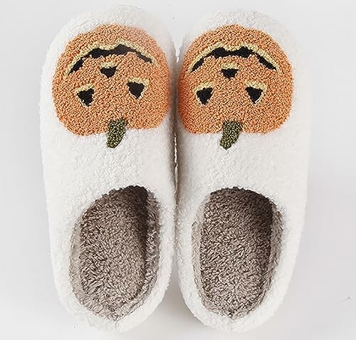 Fluffy slippers with pumpkin design